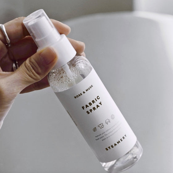 Osvěžující sprej na oděvy Rose & Musk