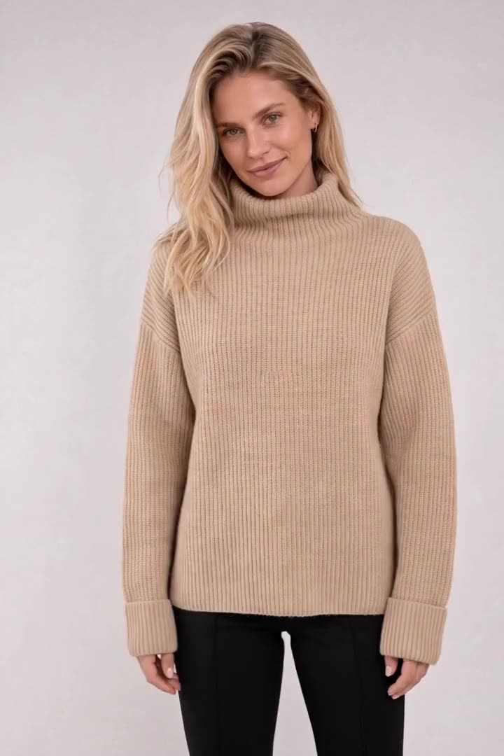 Modelka v kašmírovém svetru a kabátu JUSTLOVE