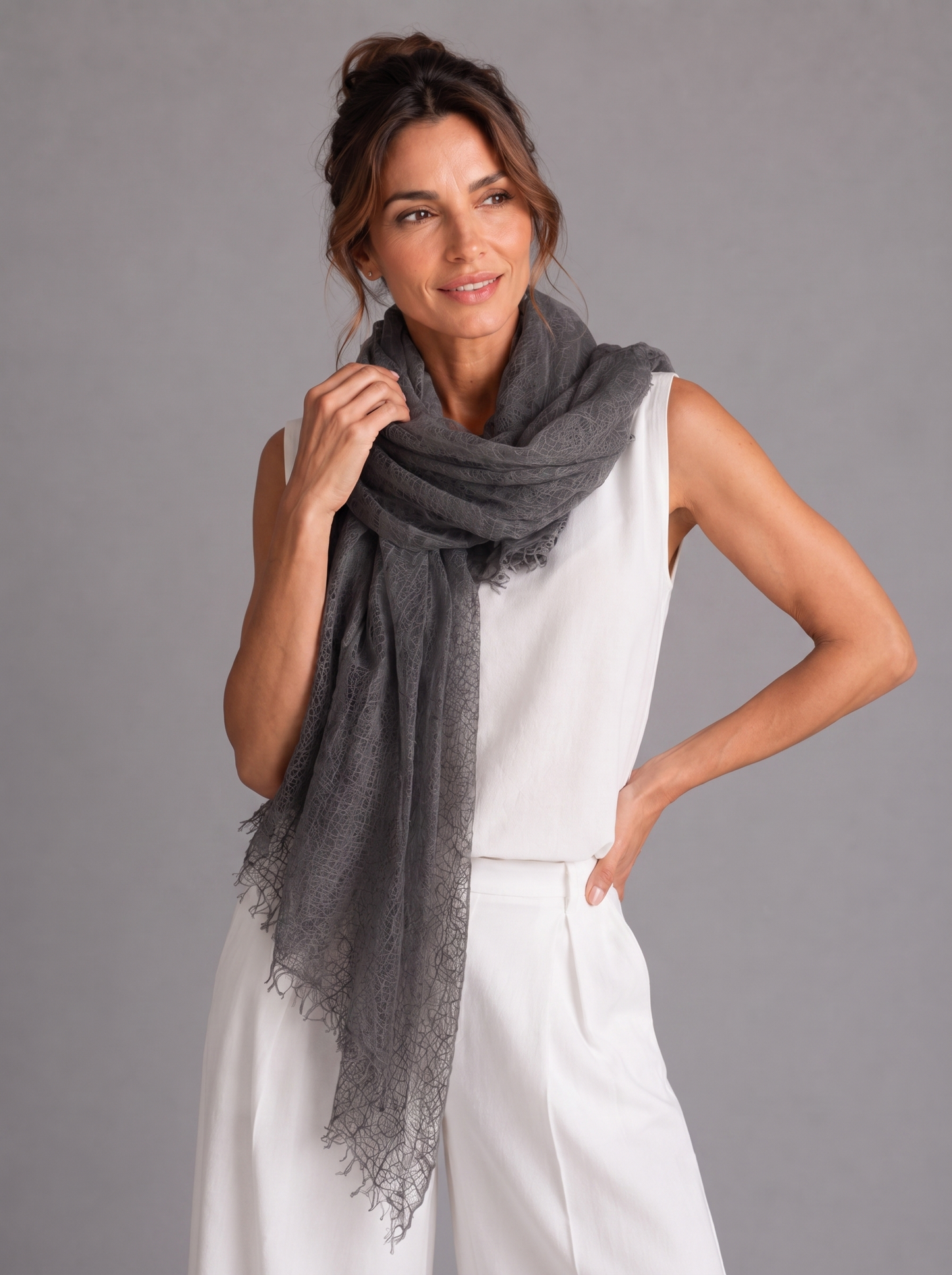Ultralehká šála Sagarmatha z baby kašmíru Dark Grey – detail pletení