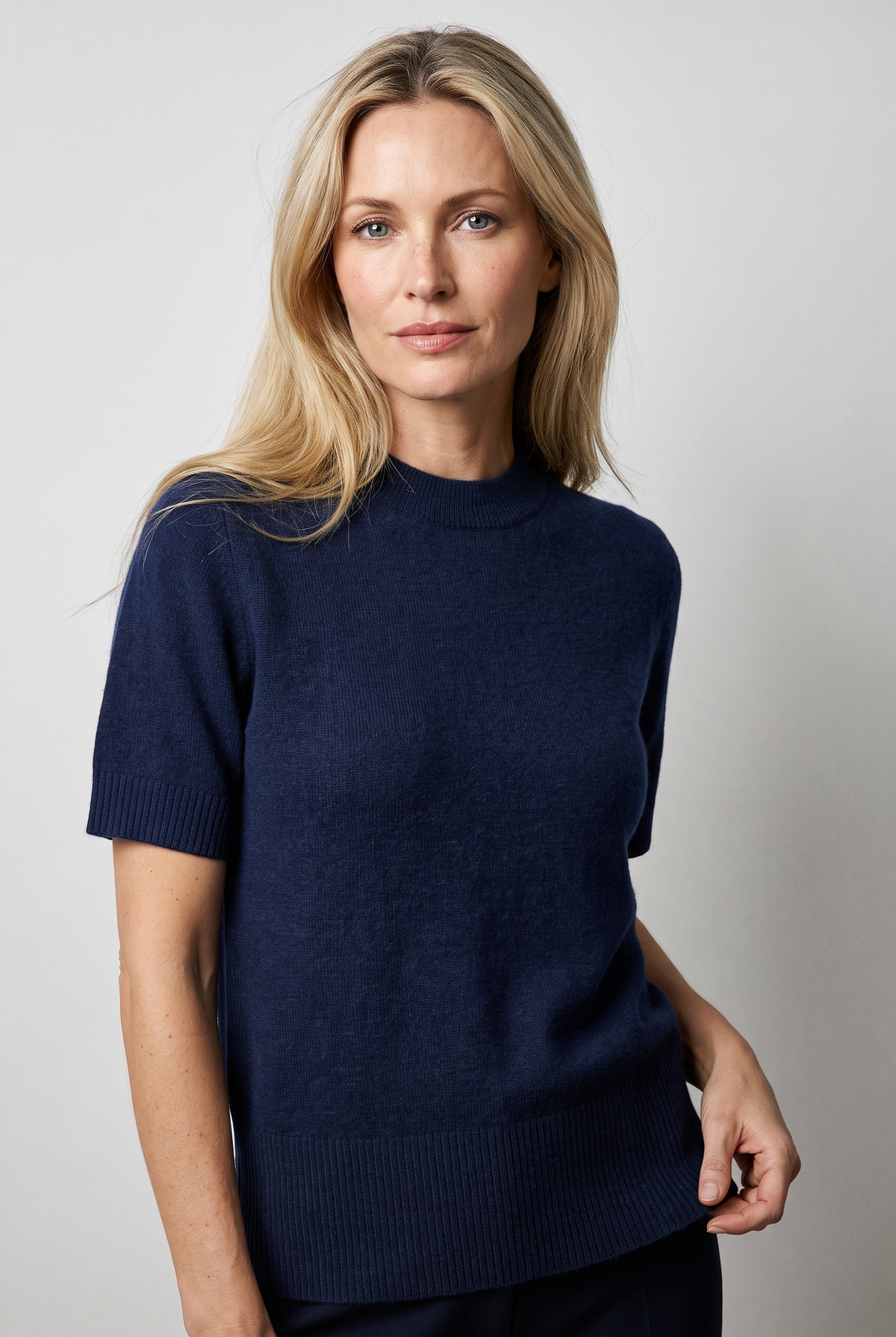 Merino/kašmír svetr s krátkým rukávem SHORTY navy blue na modelce