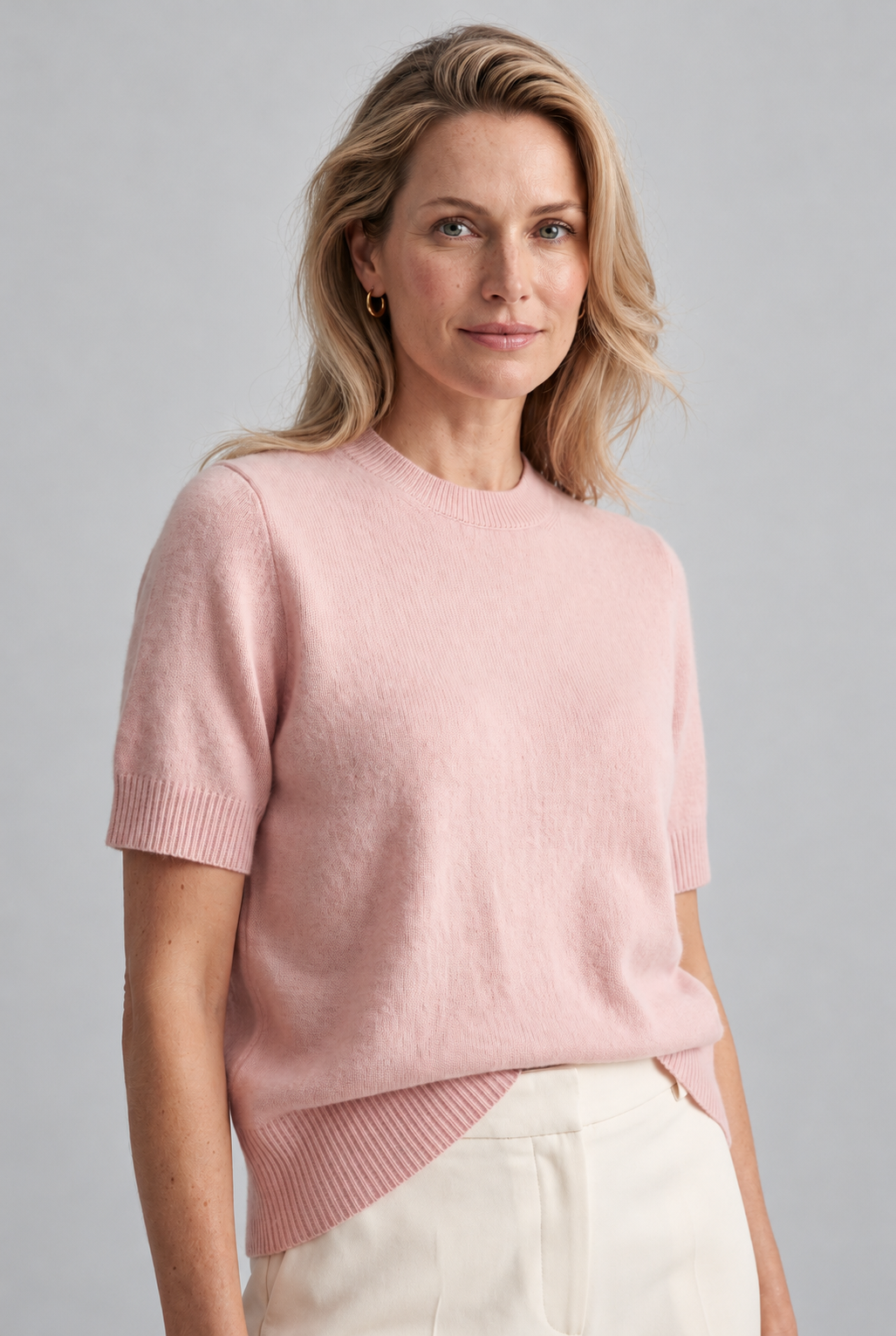 Merino/kašmír svetr s krátkým rukávem SHORTY powder pink na modelce