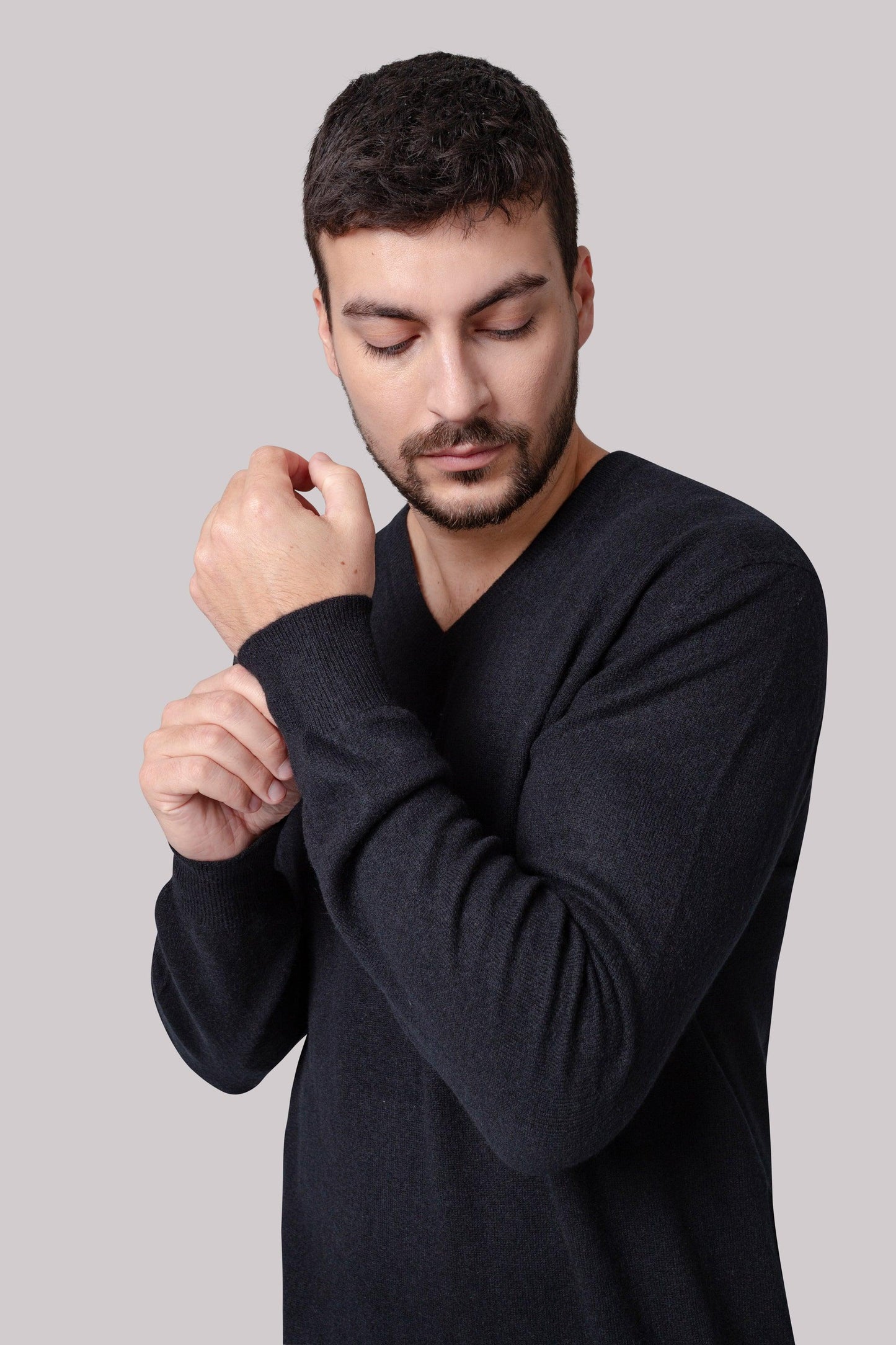 Pánský kašmírový svetr s výstřihem do V černý - JUSTLOVE