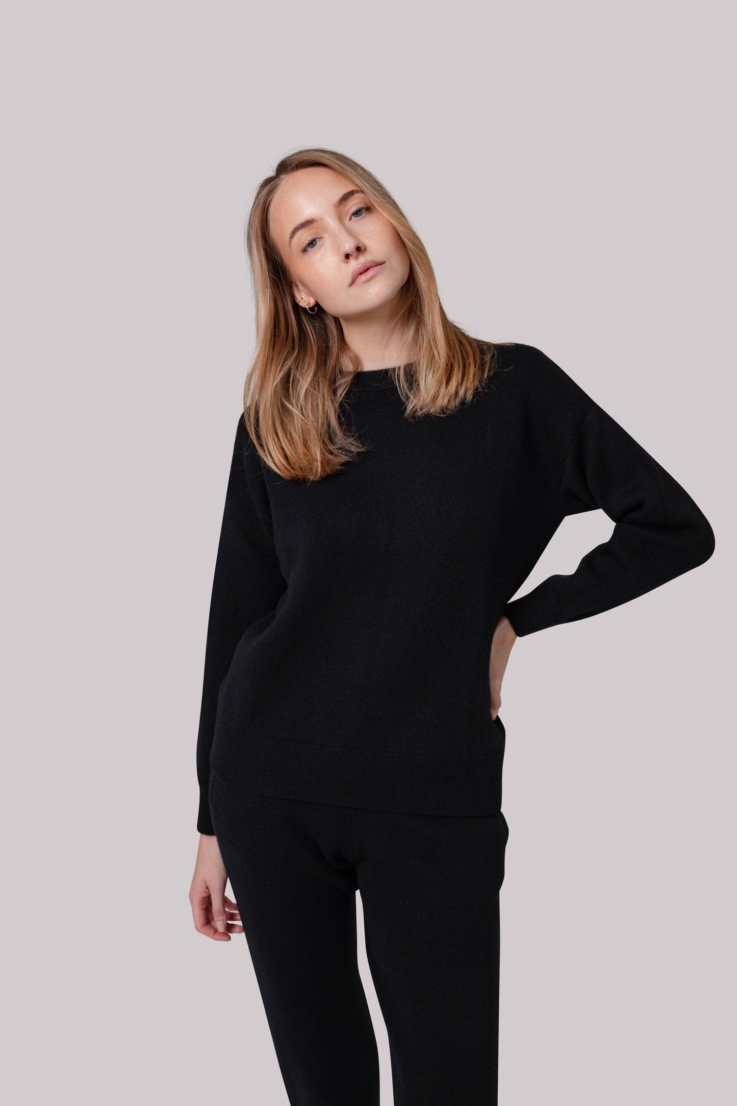 Kašmírový minimalistický top HOGO černý - JUSTLOVE